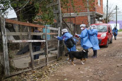 Trabajadoras sociales buscan a vecinos con síntomas de covid-19 en Villa Azul.