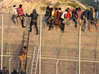 Un grupo de inmigrantes intentan saltar la valla de Melilla el pasado 22 de octubre.