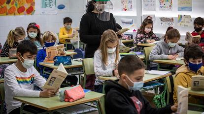 Estudiantes de un colegio público de Valencia, en una clase de sexto de primaria.