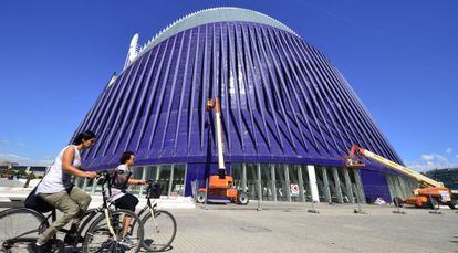 Grúas trabajando en el L'Agora de Calatrava en Valencia.