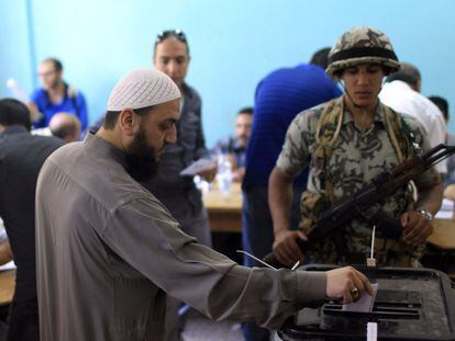 Un hombre deposita su voto en Al Sharqya durante las presidenciales.