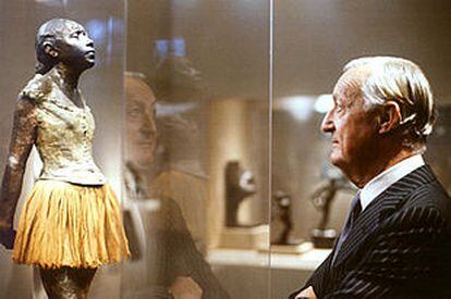 El banquero Paul Mellon, ya fallecido, observa la escultura de Degas en 1983.