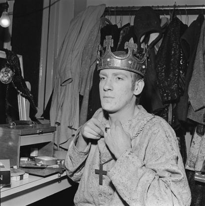 Warner, en el papel del rey inglés Enrique VI, en su etapa en la Royal Shakespeare Company, en 1964.