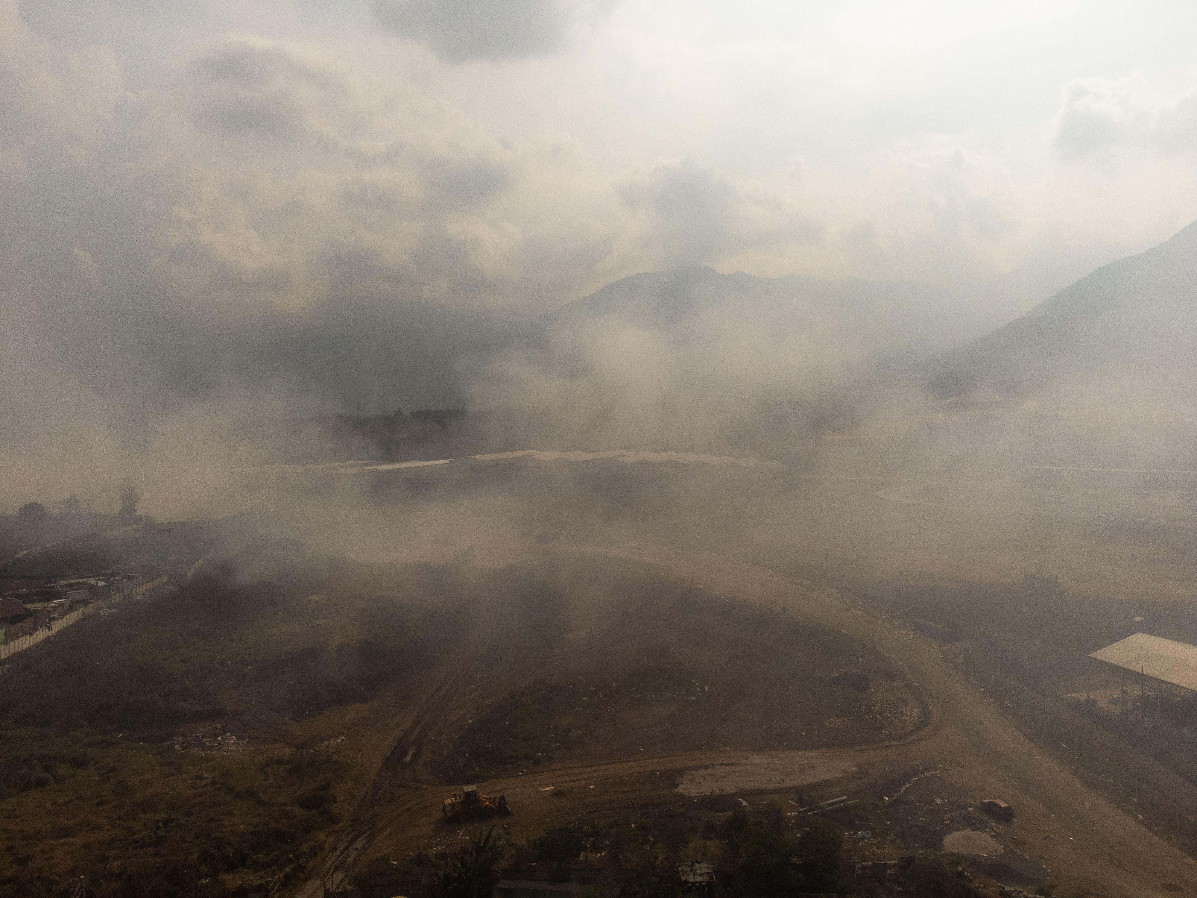Vista de un vertedero afectado por incendios forestales en el municipio de Villa Nueva, al sur de Ciudad de Guatemala, el 10 de abril. 
