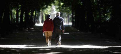 Dos jubilados pasean por el parque del Retiro en Madrid