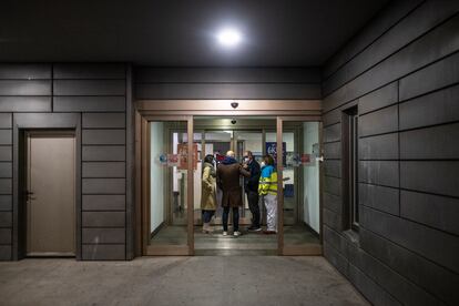 Dos pacientes a su llegada al Punto de Atención Continuada de Pirámides, en Madrid.