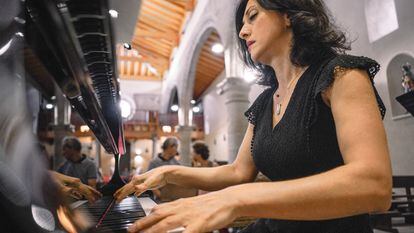 La pianista Karina Azizova, durante la presentación con el Coro de la Comunidad de Madrid en Manzanares el Real, el 9 de septiembre de 2023.