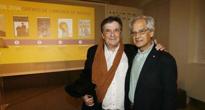 Luis Landero (izquierda) y Andr&eacute;s R&aacute;bago, El Roto, ayer.