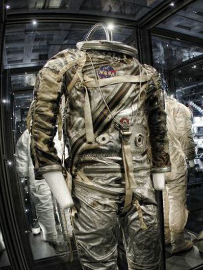 El traje espacial tiene que proteger de la radiación de las temperaturas extremas y a la vez permitir capacidad de trabajo. En la exposición se muestran muchos trajes reales como este.