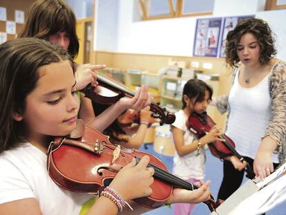Alumnas de violín del colegio público La Patacona de Alboraia durante una clase de música.