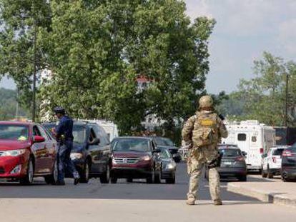Fuerzas de seguridad de EE UU tras el tiroteo de Saint Joseph (Michigan).