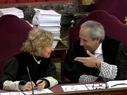 Los fiscales Consuelo Madrigal y Jaime Moreno, durante una sesión del juicio. En vídeo, los vídeos presentados por el fiscal.