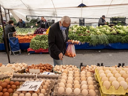 Compradores en un mercado callejero de Estambul este jueves.