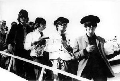 Los Beatles bajan del avión a su llegada a Barcelona, tocados con monteras toreras. De derecha a izquierda, Paul McCartney, John Lennon, Ringo Starr y George Harrison.