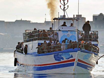 Miles de inmigrantes desembarcan en la isla de Lampedusa.