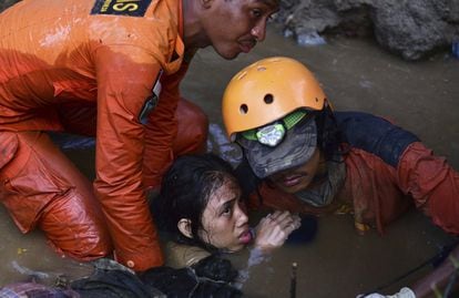 Personal de rescate ayudan a una joven atrapada en su vivienda de Palu, el 30 de septiembre.