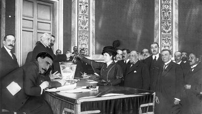 Trinidad Arroyo vota en las elecciones a senadores en la Universidad Central de Madrid, en una fotografía retocada en la época y fechada el 31 de marzo de 1916 en el archivo del ''.ABC