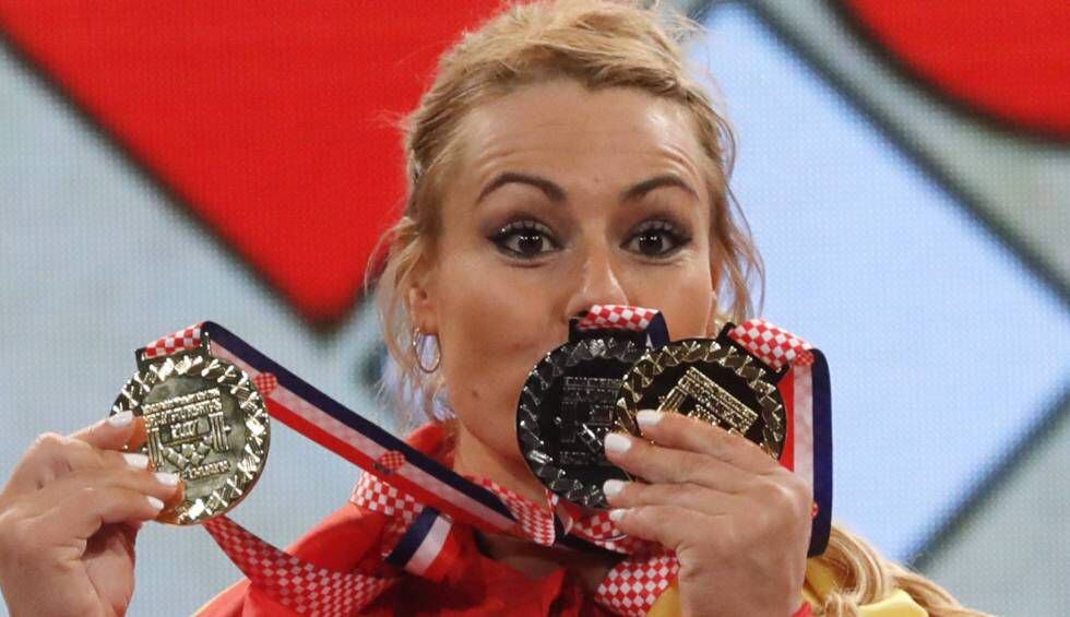 Valentín besas sus medallas en el último europeo de halterofilia.