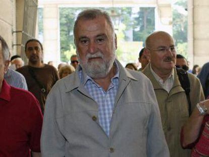 Antonio Rodrigo Torrijos, en el centro, junto a los juzgados.
