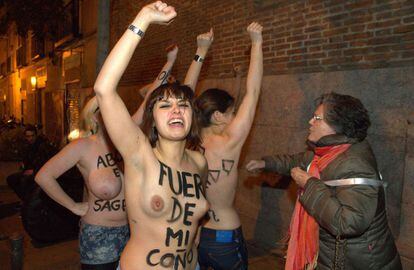Las activistas de Femen han abordado a Rouco mientras gritaban "el aborto es sagrado" con el puño en alto.