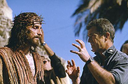 Mel Gibson da instrucciones a Jim Cavieze, que interpreta a Jesús, durante el rodaje de <i>La Pasión.</i>