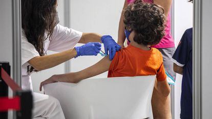 Un niño recibe la dosis de la vacuna contra el coronavirus en Valencia 