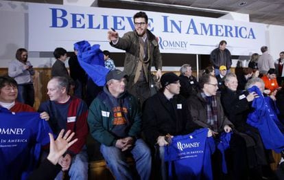 Un simpatizante de Romney anima un mitin en Iowa.