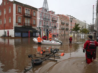 Efectivos de Protección Civil, en una calle inundada tras las lluvias torrenciales registradas durante la madrugada del martes en Lisboa.