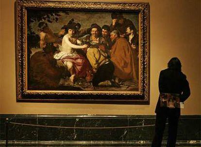 Un visitante del Museo del Prado contempla <i>Los borrachos</i> de Velázquez.