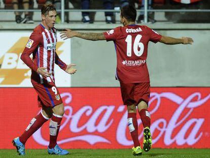 Correa celebra el gol con Fernando Torres.