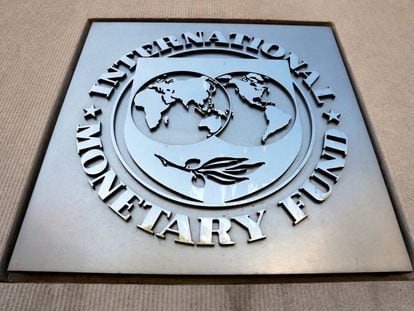 Logo del FMI, en su sede en Washington.