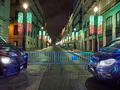 Dos furgones de la Policía Nacional en la Puerta del Sol, frente a la Calle de Alcalá, en Madrid, a 31 de diciembre de 2020.