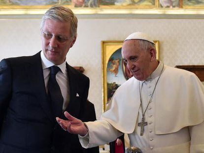 El papa Francisco junto al rey Felipe de Bélgica, este lunes.