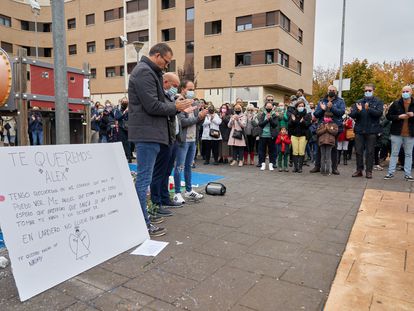 Medio millar de personas se han concentrado este domingo en Lardero (La Rioja) en protesta por la muerte de Álex, el niño de nueve años asesinado el pasado jueves.