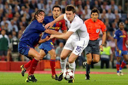 El árbitro Massimo Busacca detrás de Puyol, Carrick y Xavi durante la final de la Liga de Campeones de fútbol Barcelona - Manchester United, disputada en el Estadio Olímpico de Roma en 2009.