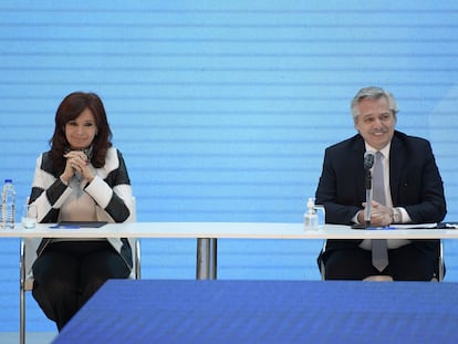 La vicepresidenta, Cristina Fernández, junto a Alberto Fernández, en una conferencia de prensa en agosto de 2020.