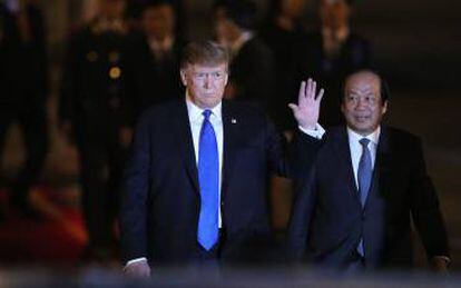 Trump, a su llegada este martes al Aeropuerto Internacional de Hanói.
