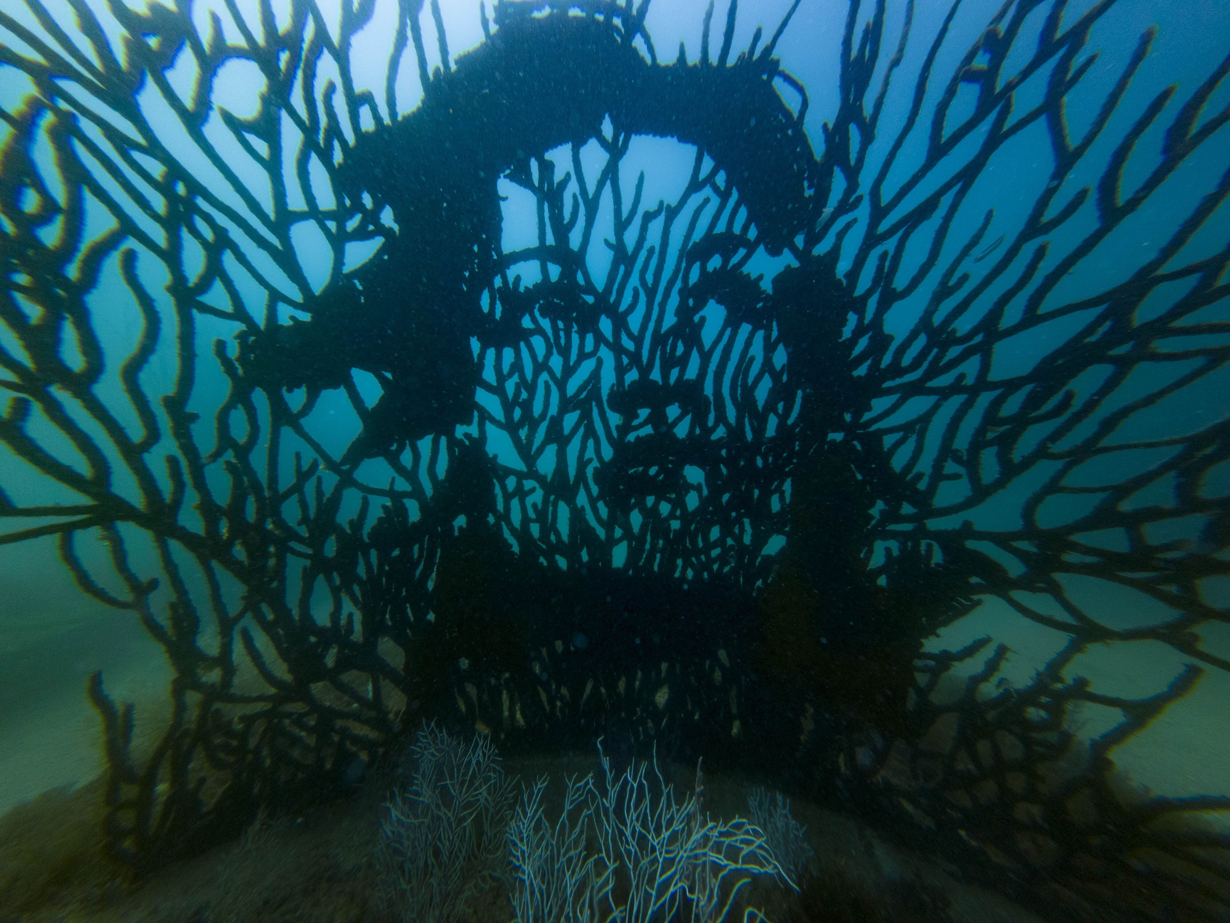 Escultura 'Equilibrium. Las caras del coral metálico donde se plantan los corales rescatados de las redes. Otra perspectiva', en el museo submarino Art Reef, en el Algarve portugués.