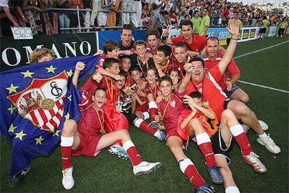 Los jugadores del Sevilla festejan su victoria en el torneo.