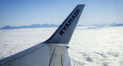 L'ala d'un avió de Ryanair.