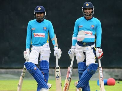 Dos jugadores de críquet de Srin Lanka descansan durante un entrenamiento.