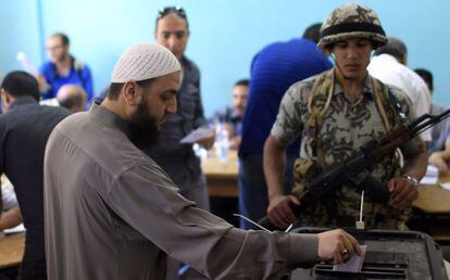 Un hombre deposita su voto en Al Sharqya.