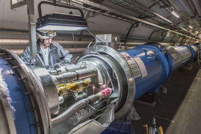 Un especialista trabaja en la puesta a punto del acelerador de partículas LHC, junto a Ginebra, en julio de 2013.