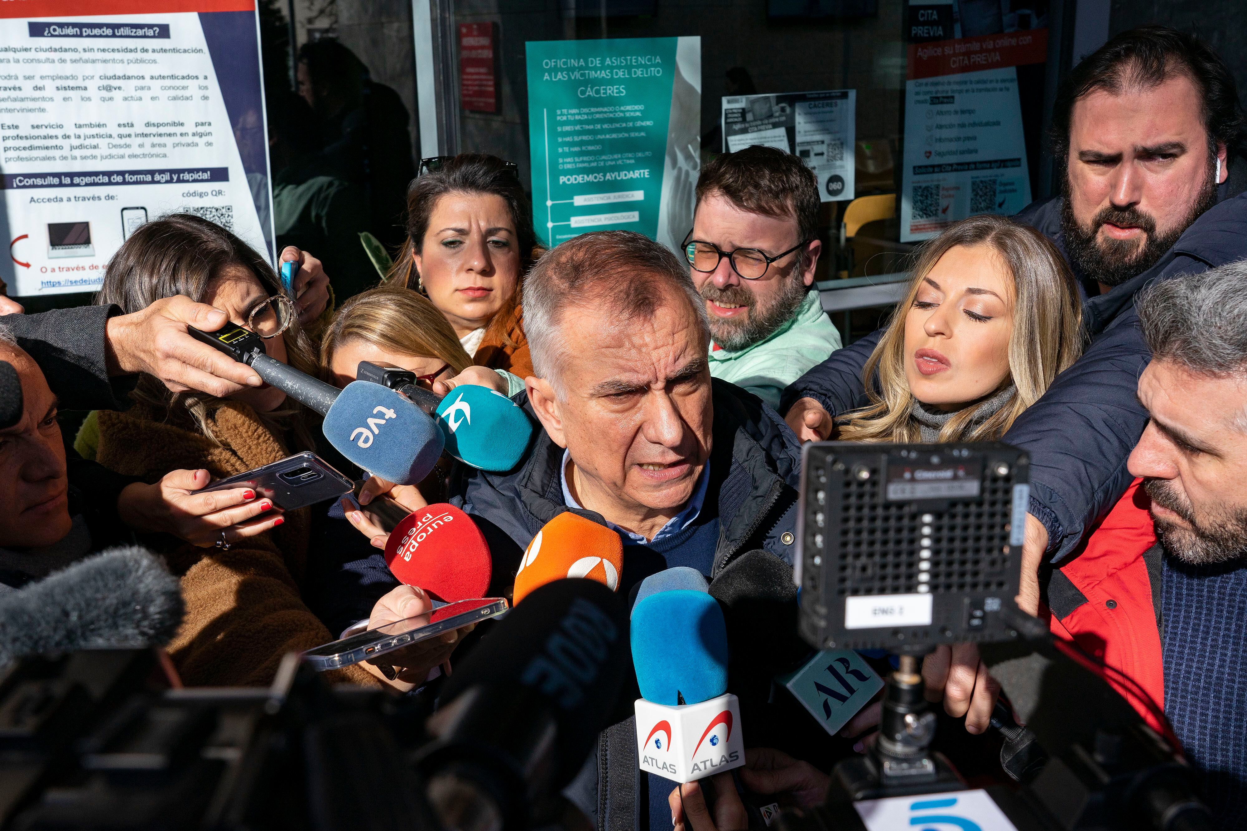 El dueño de Atrio, José Polo, ofrece declaraciones a los medios, en la Audiencia Provincial de Cáceres, el 15 de febrero.