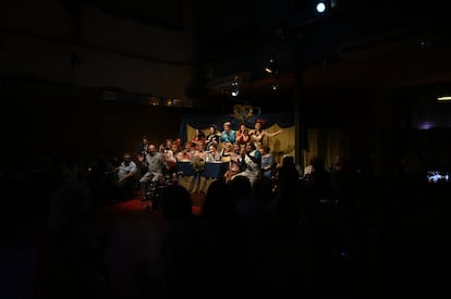 Uno de los momentos de la obra teatral comunitaria 'El casamiento de Anita y Mirko'.