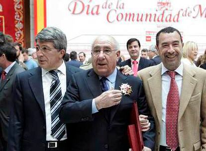 Alfredo Landa (imagen de arriba) luce la medalla recibida de la Comunidad junto a Enrique Cerezo, izquierda, y José Luis Garci. 
Sara Montiel, abajo a la izquierda, y Alfredo di Stéfano, abajo a la derecha, en dos momentos de la recepción en la Puerta del Sol.