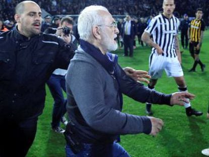 Ivan Savvidis invadió el campo en el partido ante el AEK Atenas