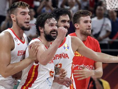 Willy, Llull, Beirán y Rabaseda celebran el triunfo. En vídeo, declaraciones de los jugadores y del seleccionador tras el partido.