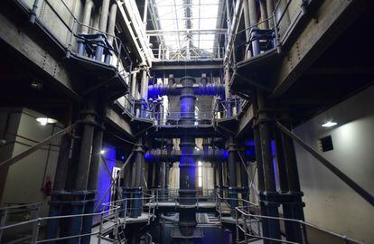  El interior del Palacio de las Aguas Corrientes, con los caños de hierro que transportaban el agua potable hacia los tanques.