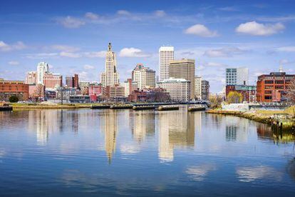 Vista de la ciudad norteamericanda de Providence desde el río del mismo nombre.